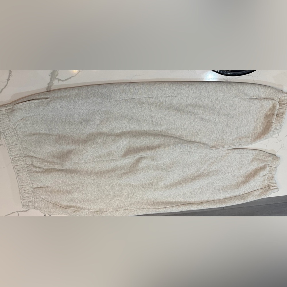 Lululemon Scuba Mid-Rise Oversized Jogger
Regular Gray Women's